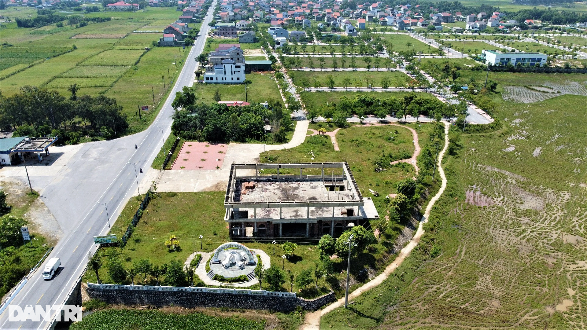 Cảnh nhếch nhác tại dự án hạ tầng đô thị ở khu đất vàng tại Hà Tĩnh - 1 Cảnh nhếch nhác tại dự án hạ tầng đô thị ở khu đất vàng tại Hà Tĩnh - 1