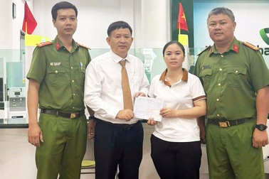 Tài khoản bất ngờ tăng thêm 250 triệu đồng, người phụ nữ báo công an