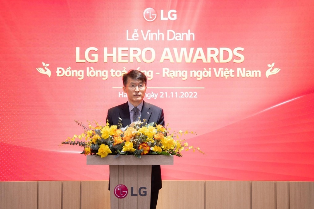 Phạm Quốc Việt nhận giải thưởng 100 triệu đồng từ LG Hero Award - 3 Phạm Quốc Việt nhận giải thưởng 100 triệu đồng từ LG Hero Award - 3