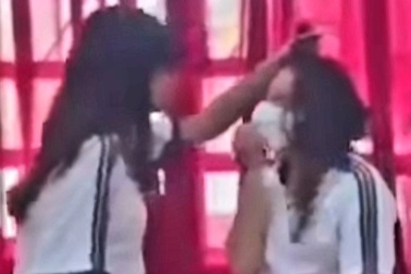 Nữ sinh lớp 6 đánh bạn tới tấp ngay trong lớp vì một cây son