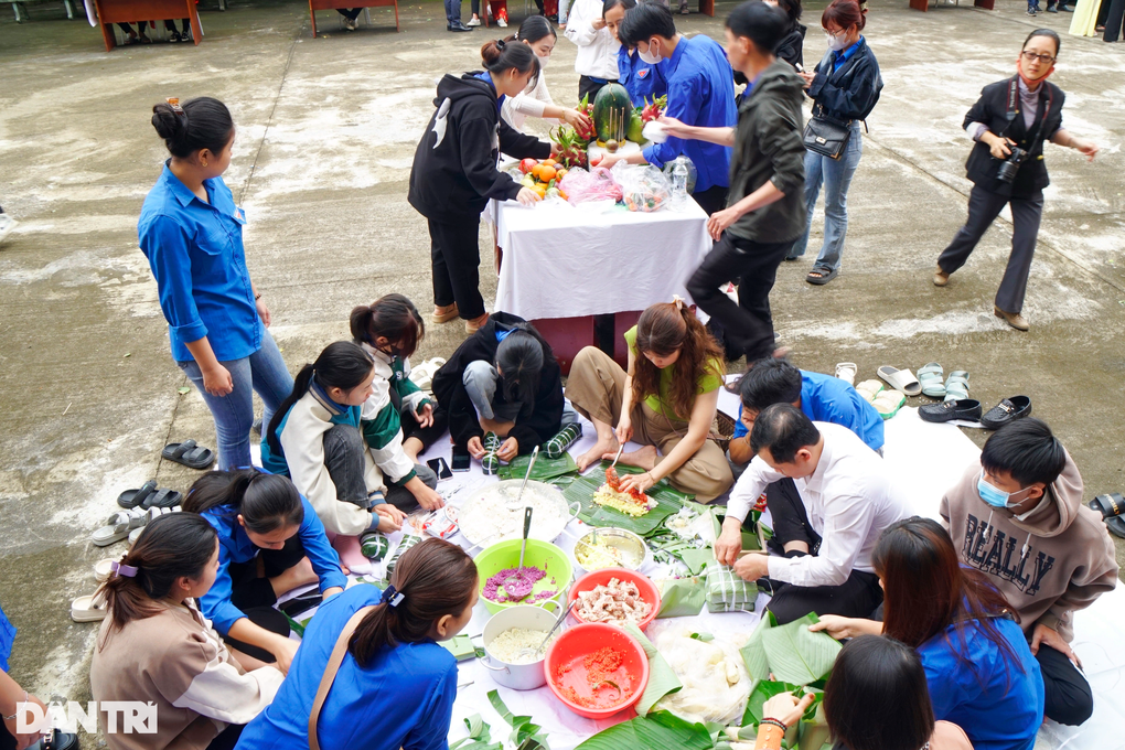 Sinh viên trổ tài gói bánh chưng, bánh tét đón Tết sớm - 1 Sinh viên trổ tài gói bánh chưng, bánh tét đón Tết sớm - 1