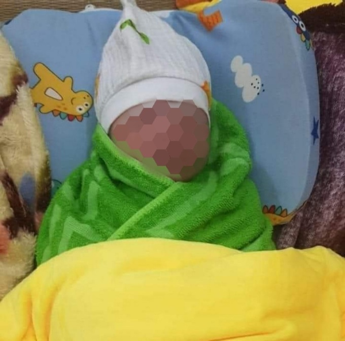 Bé trai sơ sinh được phát hiện bên đường.