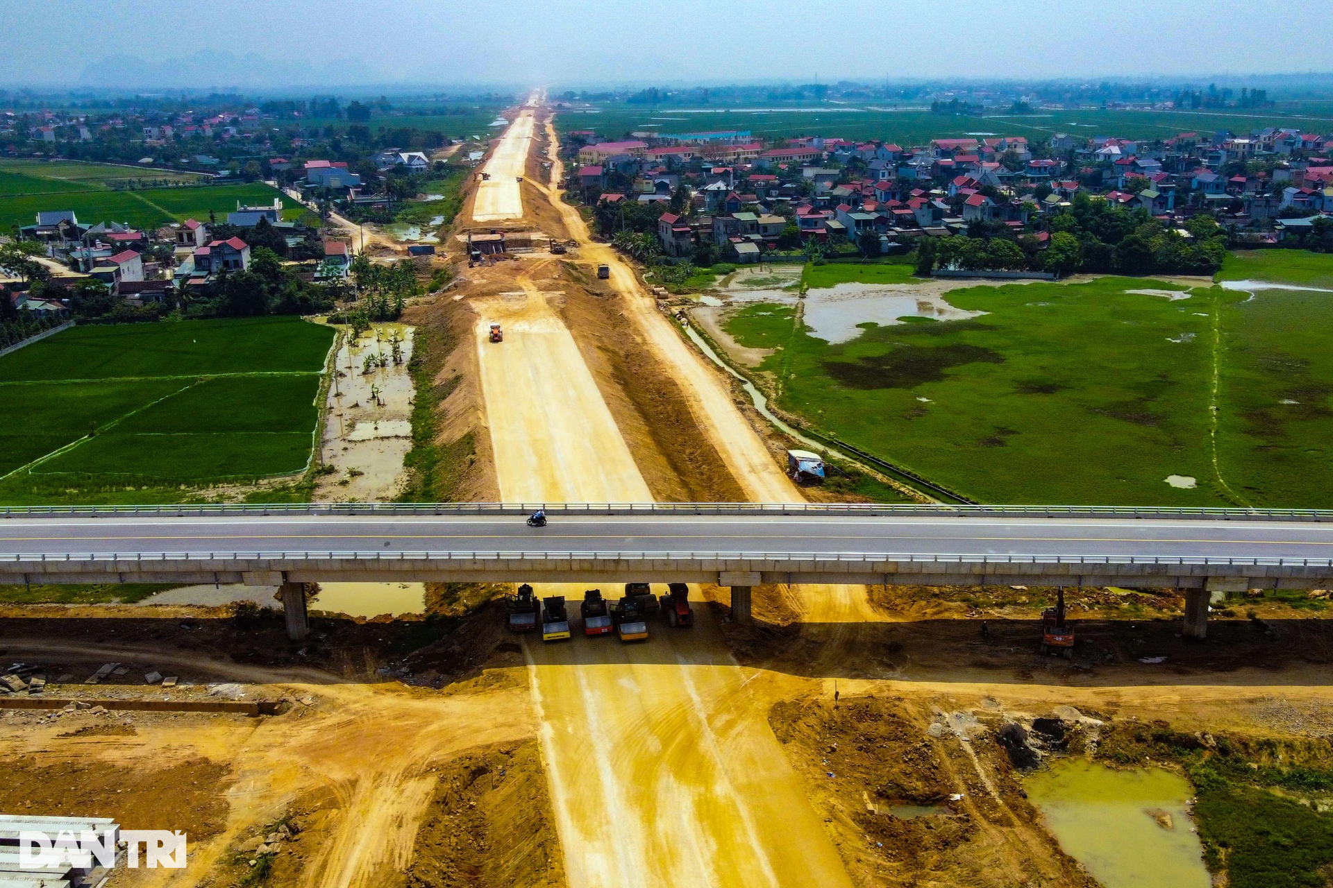 Cao tốc đoạn Ninh Bình - Thanh Hóa gấp rút về đích dịp 30/4 - 5 Cao tốc đoạn Ninh Bình - Thanh Hóa gấp rút về đích dịp 30/4 - 5