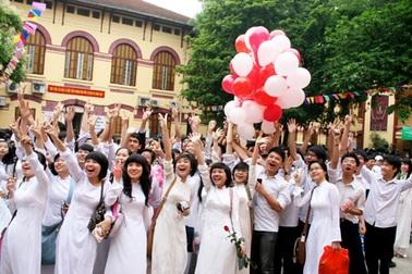 Bóng bay rợp trời chia tay teen khối 12 Trần Phú