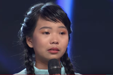 Lặng người trước hoàn cảnh bé bán kẹo kéo hát dân ca ngọt ngào