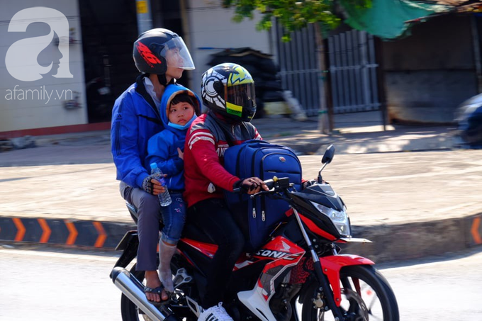 Bình Dương: Bố mẹ ẵm con, tay xách nách mang trở lại thành phố làm việc giữa trời nắng gắt, trẻ con ngủ gục trên xe - Ảnh 6. Bình Dương: Bố mẹ ẵm con, tay xách nách mang trở lại thành phố làm việc giữa trời nắng gắt, trẻ con ngủ gục trên xe - Ảnh 6.