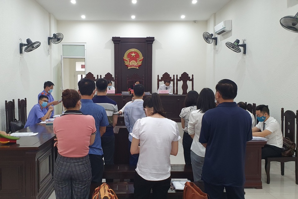 Xét xử 8 bị cáo đưa doanh nhân rởm lên chuyên cơ Đoàn Chủ tịch Quốc hội - 1 Xét xử 8 bị cáo đưa doanh nhân rởm lên chuyên cơ Đoàn Chủ tịch Quốc hội - 1