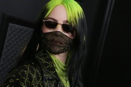 Billie Eilish: Ngôi sao ca nhạc đình đám “hát thì thầm, mặc thùng thình”