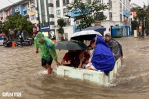 Hà Nội ngập bốn bề, người dân bỏ xe máy thuê thùng xốp, xe kéo "bơi" về nhà