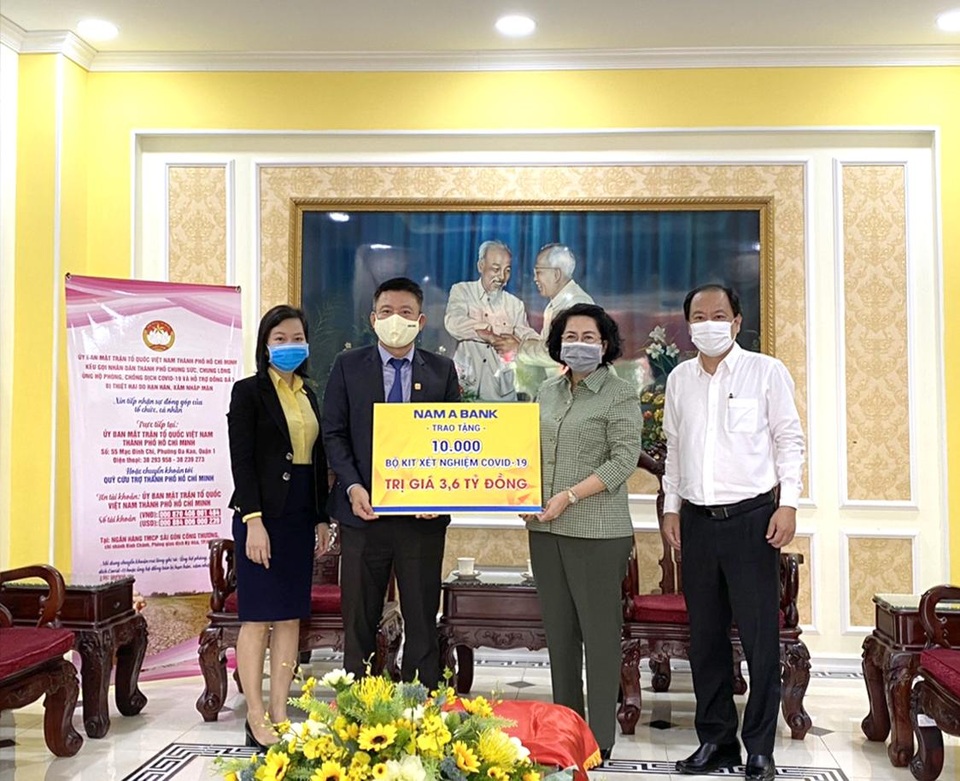 TP. HCM tiếp nhận 10.000 bộ xét nghiệm Covid-19 từ ngân hàng Nam A Bank - 1 TP. HCM tiếp nhận 10.000 bộ xét nghiệm Covid-19 từ ngân hàng Nam A Bank - 1