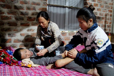 Thương hoàn cảnh gia đình nữ sinh xin nghỉ học kiếm tiền cứu cha