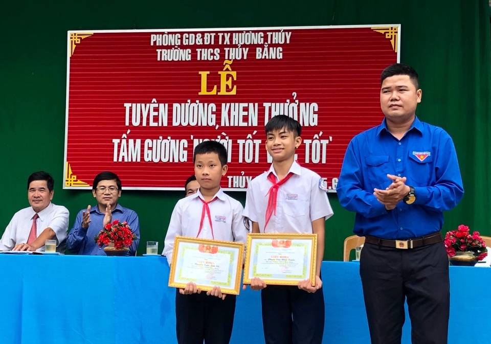 Tuyên dương 2 học sinh “nhặt được của rơi trả lại, không nhận tiền cảm tạ” - 3 Tuyên dương 2 học sinh “nhặt được của rơi trả lại, không nhận tiền cảm tạ” - 3