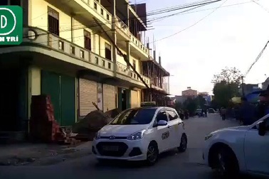 Thanh sắt rơi đâm thủng nóc xe taxi, hành khách tử vong