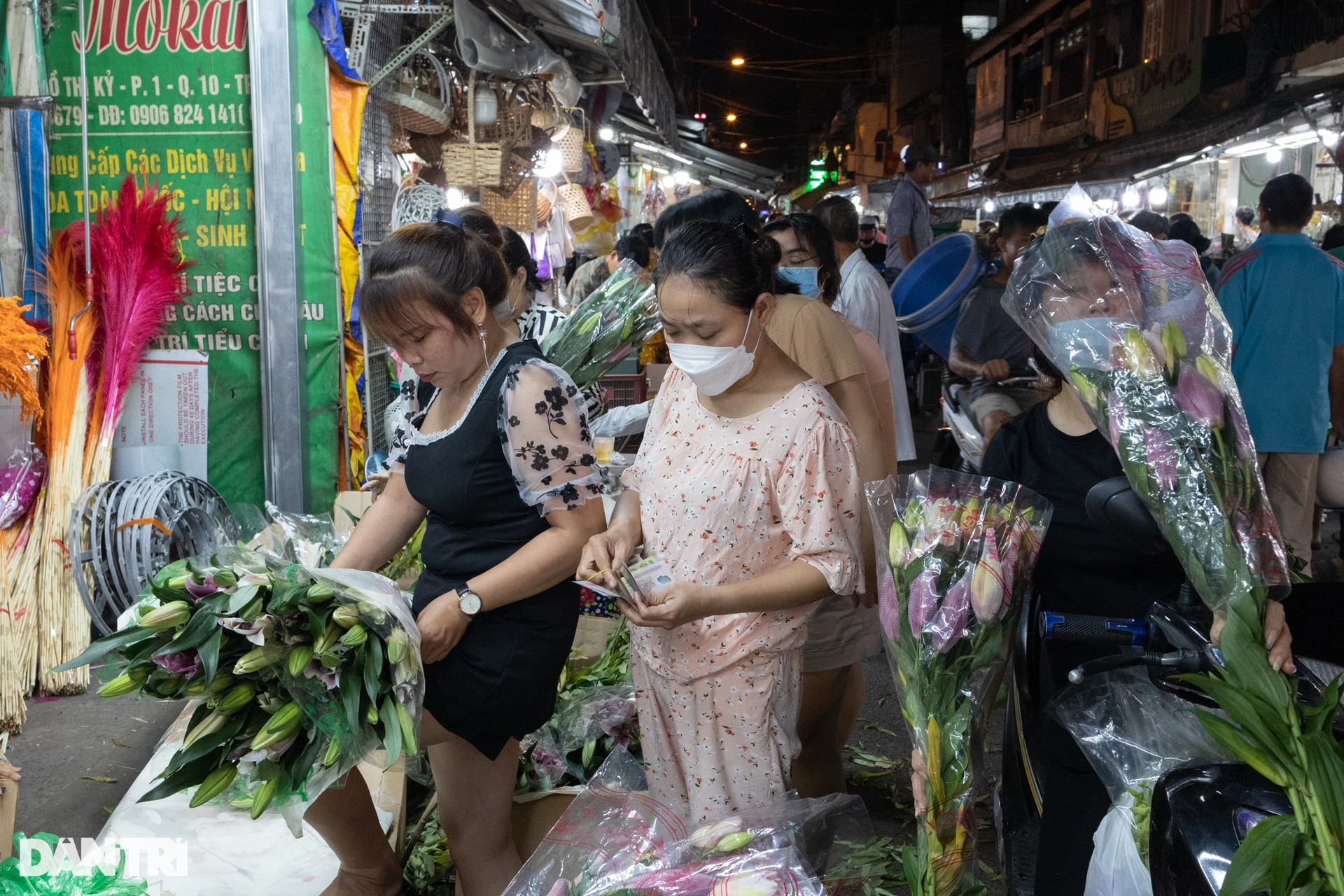 Ngộp thở ở chợ hoa lớn nhất TPHCM ngày giáp Tết - 3 Ngộp thở ở chợ hoa lớn nhất TPHCM ngày giáp Tết - 3