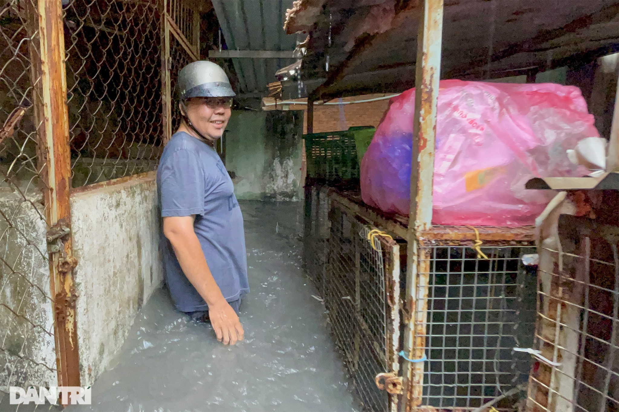 Kinh hoàng con hẻm giữa Sài Gòn, cứ mưa là nước chảy vào nhà như thác lũ - 7 Kinh hoàng con hẻm giữa Sài Gòn, cứ mưa là nước chảy vào nhà như thác lũ - 7