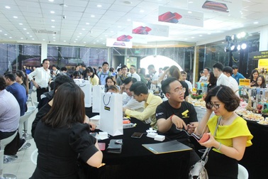 Fan “Táo” nô nức trải nghiệm iPhone 2018 chính hãng đầu tiên tại Thế Giới Di Động