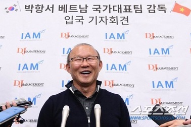 HLV Park Hang Seo về nước, báo chí Hàn Quốc săn đón ở sân bay