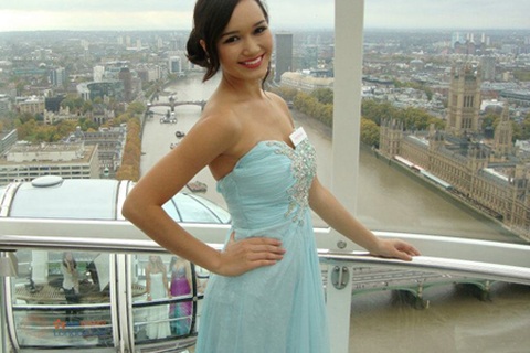 Thúy Vy duyên dáng trong váy dạ hội xanh