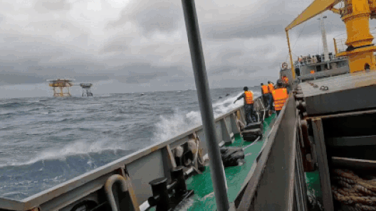 Vượt sóng dữ mang Tết ra nhà giàn DK1