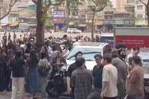 Người dân Hà Nội kể phút bóng đèn va loảng xoảng, tháo chạy vì rung lắc