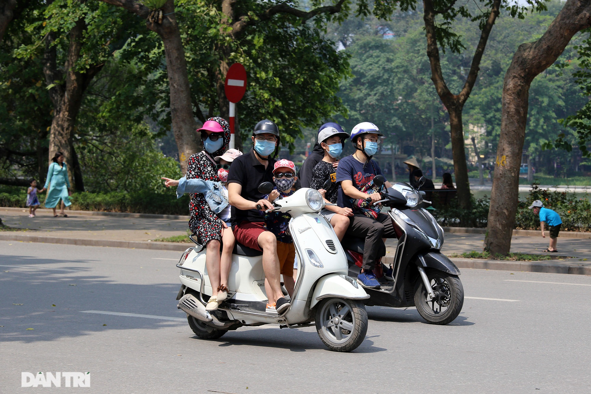 Mặc dù lo ngại dịch Covid-19, nhiều điểm vui chơi ở Hà Nội vẫn đông khách - 4 Mặc dù lo ngại dịch Covid-19, nhiều điểm vui chơi ở Hà Nội vẫn đông khách - 4