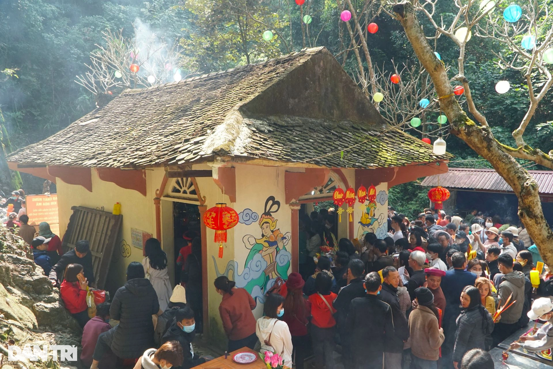 Hàng vạn người chen chân xin nước thánh cầu may đầu năm mới - 10 Hàng vạn người chen chân xin nước thánh cầu may đầu năm mới - 10