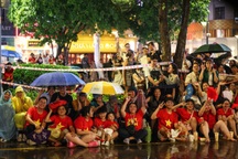 Hàng nghìn người dân TPHCM đội mưa chờ xem diễu binh