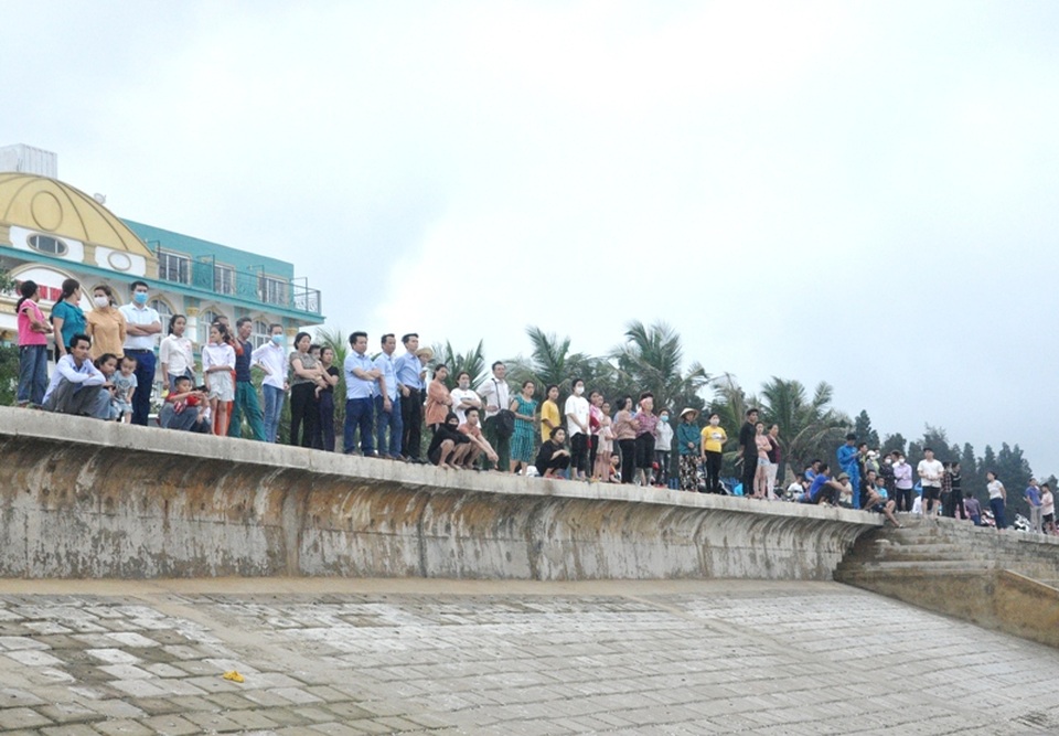 Hàng trăm người kéo rùng dọc biển tìm kiếm 3 học sinh mất tích - 4