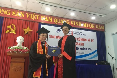 Cụ ông nhận bằng cử nhân loại Giỏi ở tuổi 70