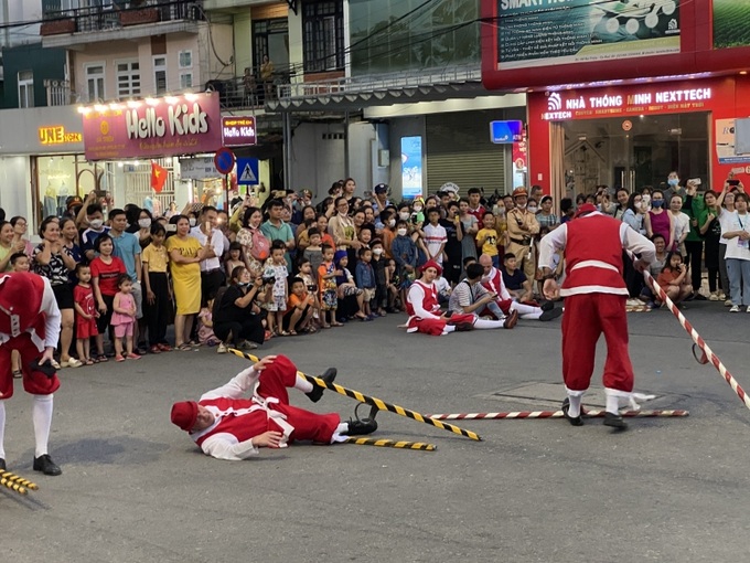 Những màn tỉ thí gây không khí náo nhiệt và dành được sự cổ vũ nhiệt tình của khán giả xứ Huế. Mỗi khi có một nghệ sĩ cà kheo bị 'đốn ngã soãng soài giữa đường, khán giả lại tỏ ra rất phấn khích và dành những tràng pháo tay cổ vũ.