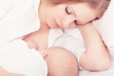 Đừng bắt trẻ bú mẹ giữa đêm