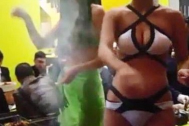 TQ: Người đẹp bikini khiến quán ăn "cháy chỗ"
