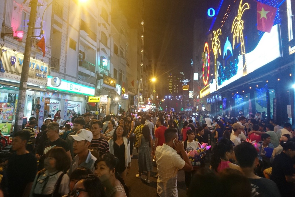 Hàng chục người ngất xỉu đêm countdown tại TPHCM: Lời cảnh báo từ bác sĩ - 3 Hàng chục người ngất xỉu đêm countdown tại TPHCM: Lời cảnh báo từ bác sĩ - 3