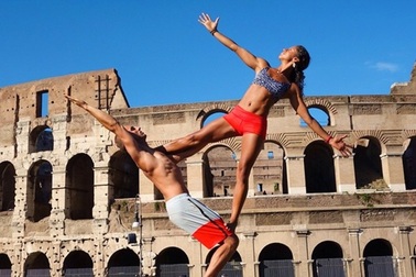 Bộ ảnh du lịch siêu độc của cặp vợ chồng huấn luyện yoga