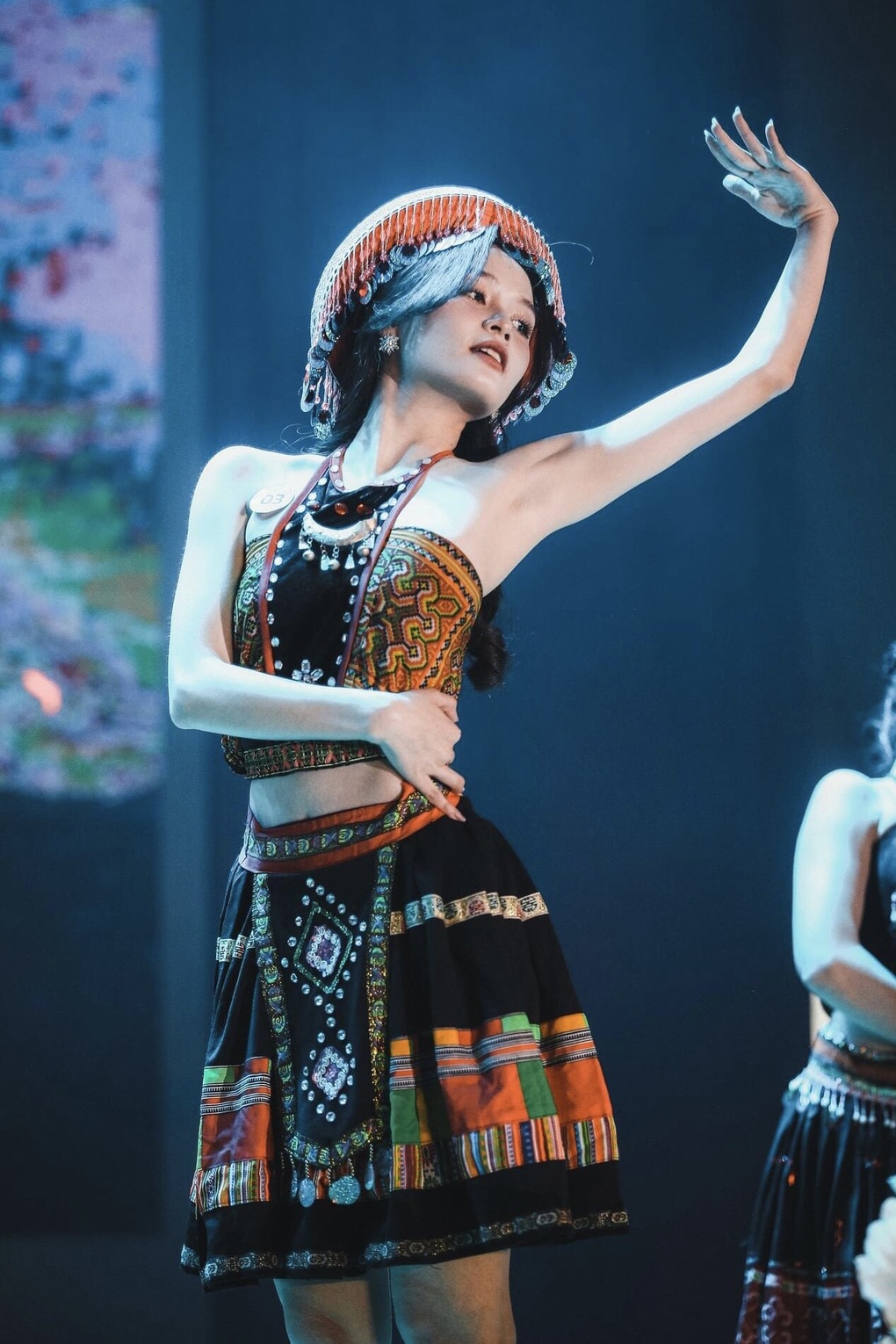 Mãn nhãn màn trình diễn hầu đồng của nữ sinh trường Báo - 9 Mãn nhãn màn trình diễn hầu đồng của nữ sinh trường Báo - 9