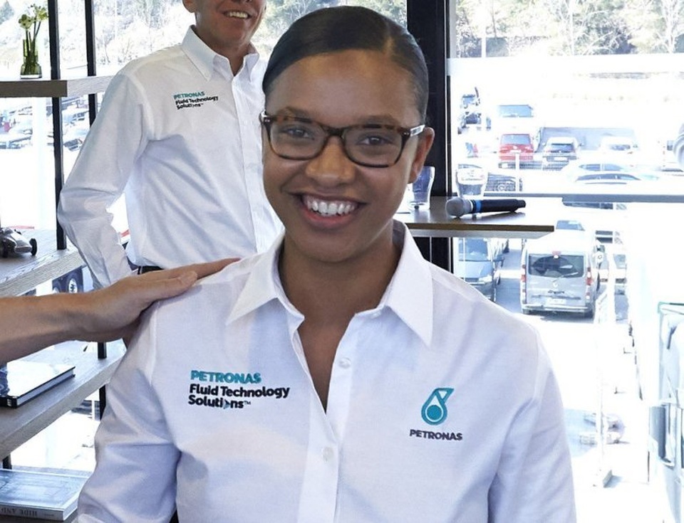 Người phụ nữ da đen đầu tiên lên podium mừng chiến thắng cùng nhà vô địch - 3