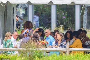 Ông Obama bị chỉ trích vì tiệc sinh nhật