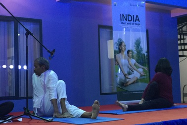 Giảm căng thẳng với các bài tập yoga từ chuyên gia Ấn Độ