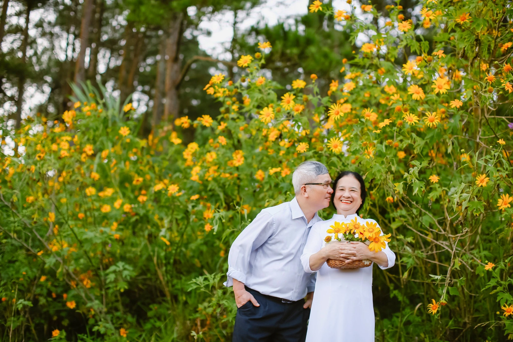 Bộ ảnh cưới trễ 45 năm của đôi vợ chồng U70 gây sốt - 2