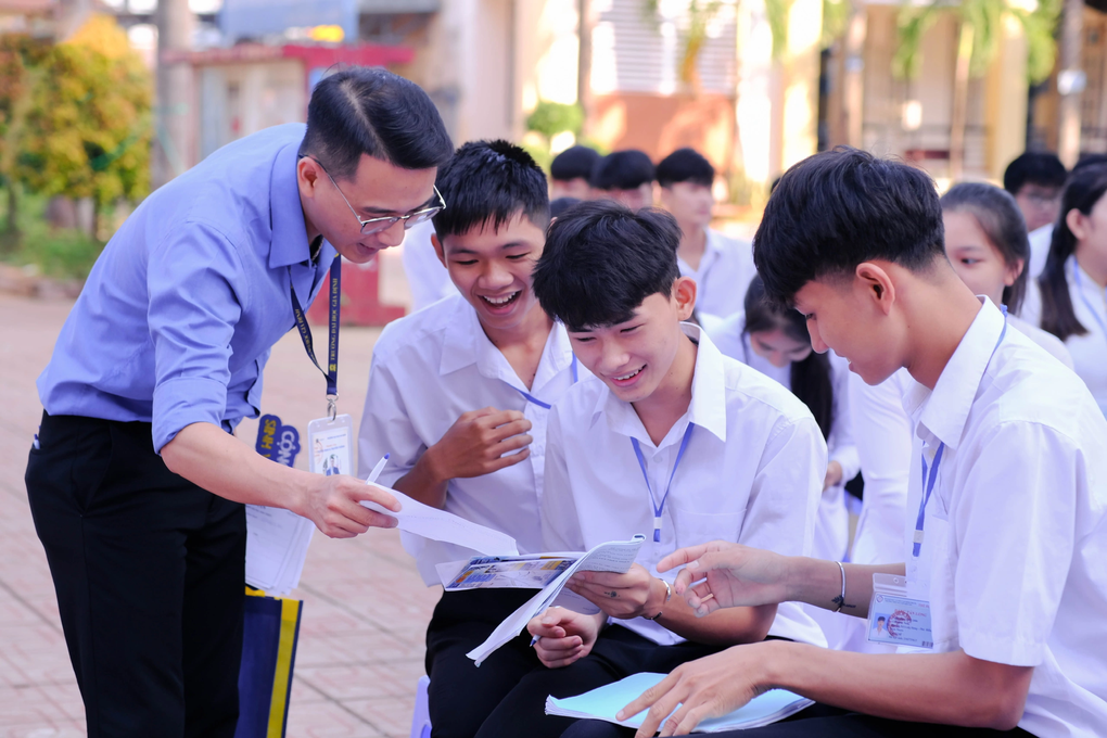 សាកលវិទ្យាល័យតម្រូវឱ្យប្រកាសវិធីសាស្រ្តចុះឈ្មោះចូលរៀនឆ្នាំ 2026 ក្នុងខែតុលា - 1 Yêu cầu các đại học công bố phương thức tuyển sinh 2026 ngay trong tháng 10 - 1