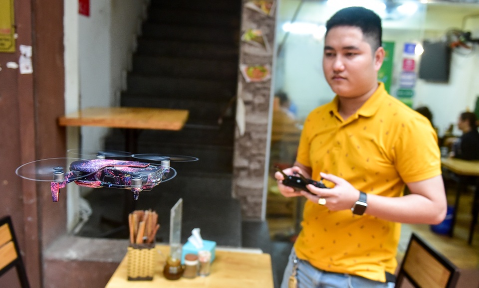 Quán ăn gây sốt khi dùng flycam chuyển bánh mì thời điểm dịch Covid-19 - 5 Quán ăn gây sốt khi dùng flycam chuyển bánh mì thời điểm dịch Covid-19 - 5