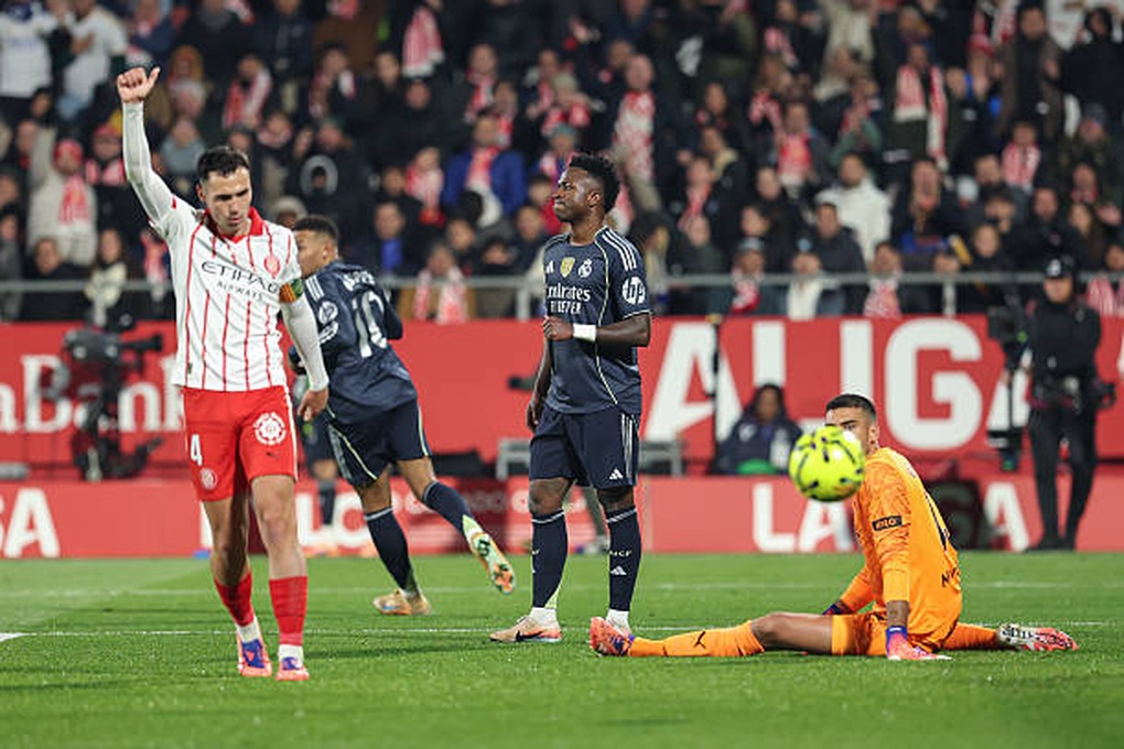 Real Madrid tiếp tục vấp ngã, mất ngôi đầu vào tay Barcelona - 1