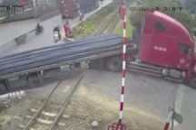 Xe đầu kéo mắc kẹt trên đường sắt gây va chạm móp đầu tàu khách Bắc - Nam