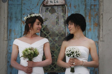 Đạo diễn nổi tiếng xứ Hàn khoe ảnh cưới đồng tính