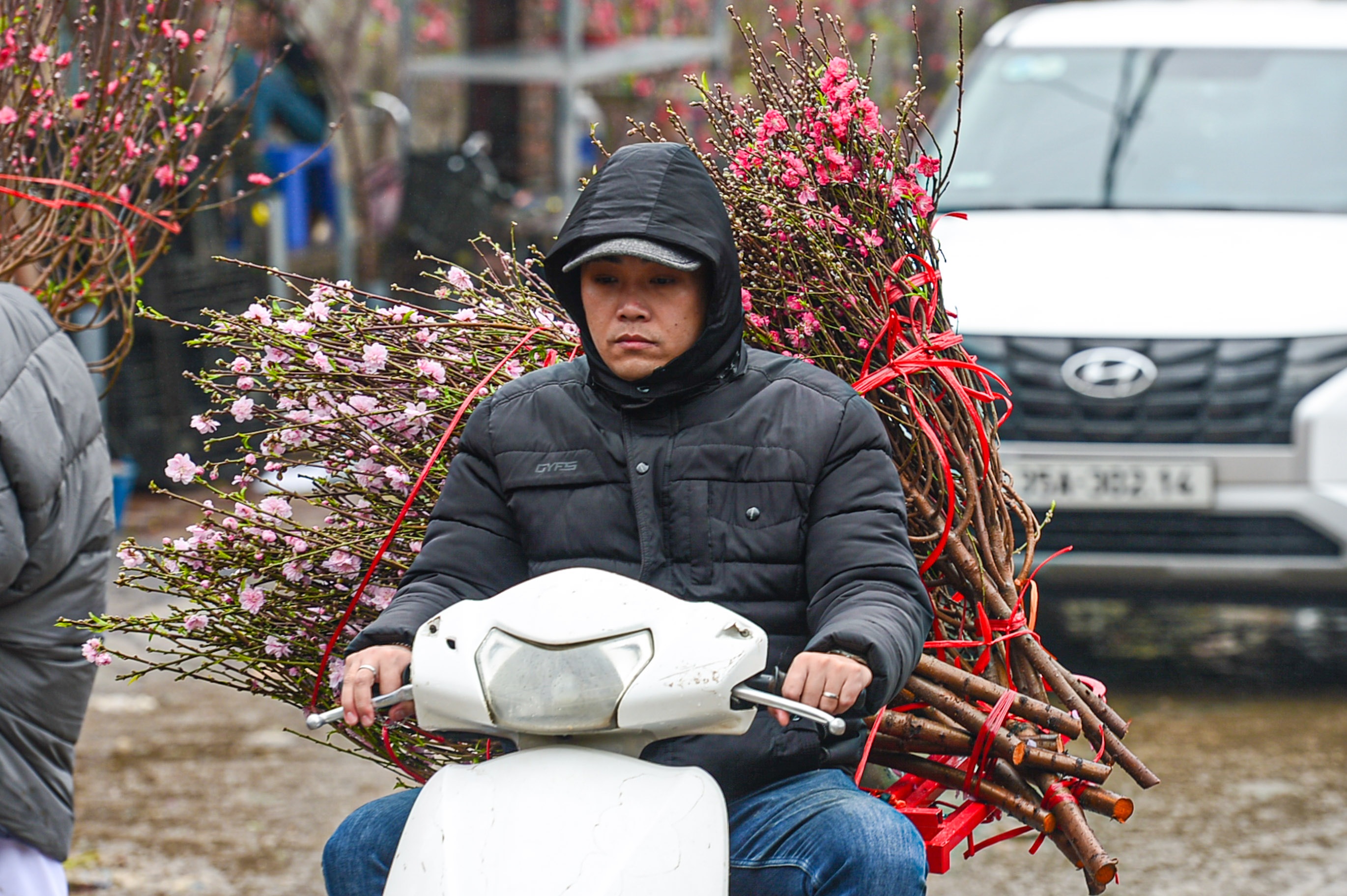 duong-pho-ha-noi-ngop-tho-tu-sang-den-toi-dip-can-tet-30.jpg