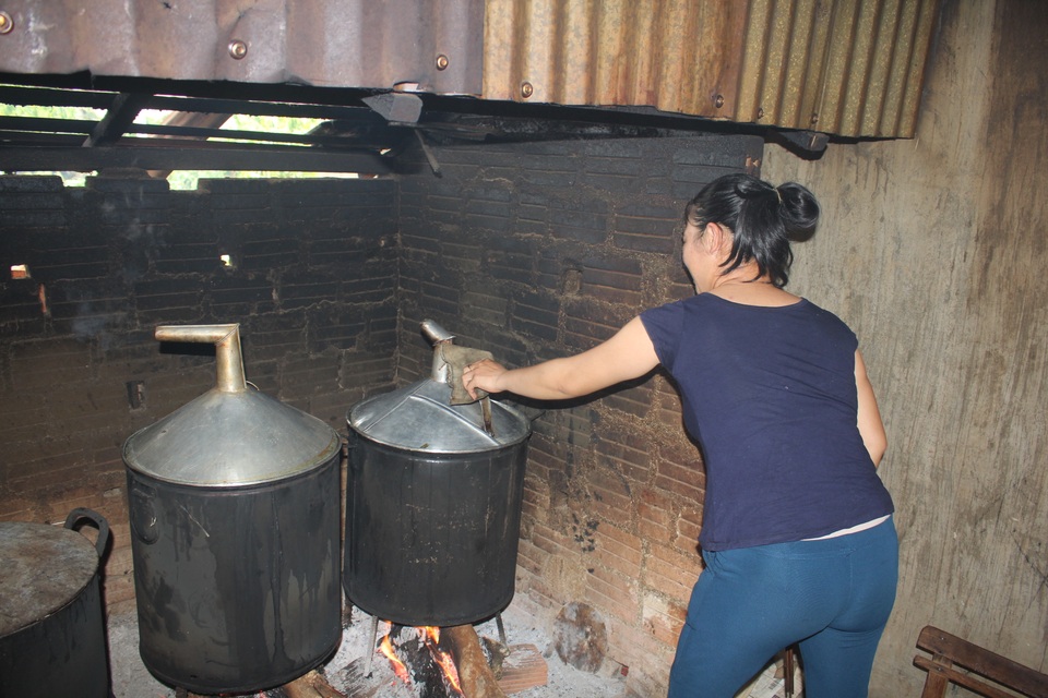 Bà con “xóm nghèo” nấu bánh chưng để hỗ trợ các chiến sỹ chống dịch - 2 Bà con “xóm nghèo” nấu bánh chưng để hỗ trợ các chiến sỹ chống dịch - 2