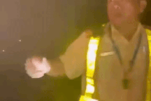 Bắt khẩn cấp đối tượng xô đẩy, giật bảng tên CSGT ở Đắk Nông