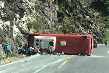 3 nạn nhân tử vong sau vụ lật xe khách chở 30 người