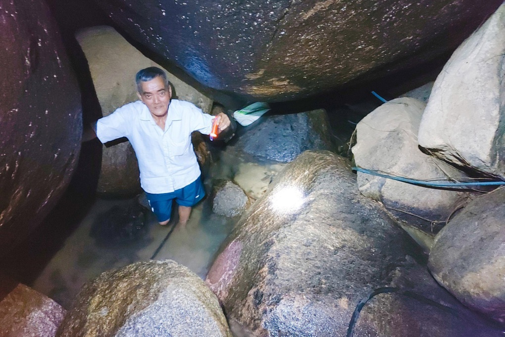 Lão nông 30 năm lên núi tìm nước sạch cho Hòn Sơn - 2 Lão nông 30 năm lên núi tìm nước sạch cho Hòn Sơn - 2