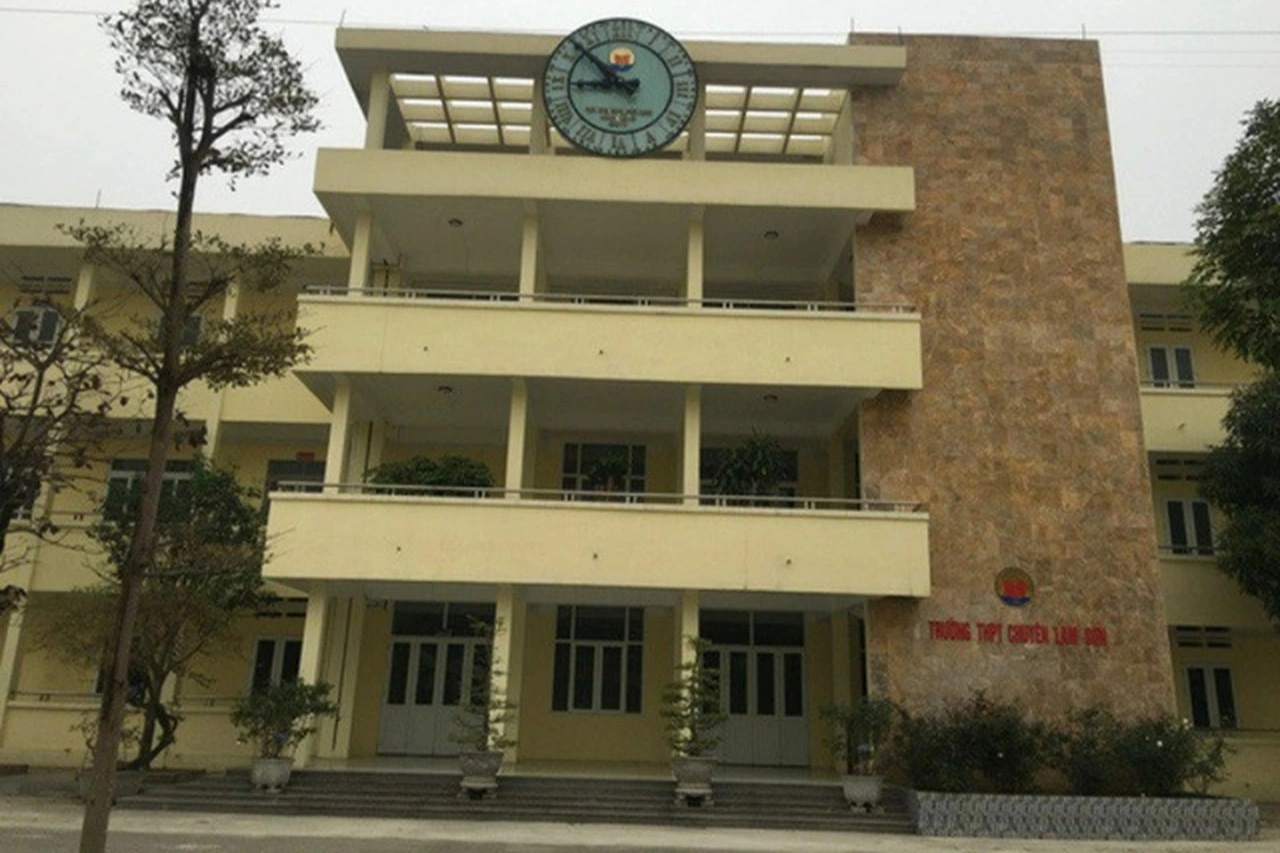 Thanh Hoa odměňuje učitele a studenty, kteří získali národní ceny - 1 Thanh Hóa thưởng lớn cho giáo viên và học sinh đoạt giải quốc gia - 1